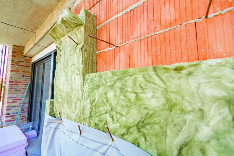 Wykorzystanie wełny mineralnej jako materiału izolacyjnego w ścianach trójwarstwowych przynosi wiele korzyści: jest ona niepalna, odporna na działanie wilgoci oraz charakteryzuje się doskonałymi parametrami izolacyjnymi Wykorzystanie wełny mineralnej jako materiału izolacyjnego w ścianach trójwarstwowych przynosi wiele korzyści: jest ona niepalna, odporna na działanie wilgoci oraz charakteryzuje się doskonałymi parametrami izolacyjnymi