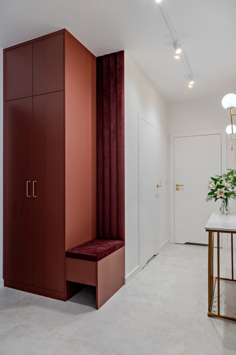 Burgundowy modern classic na Mokotowie