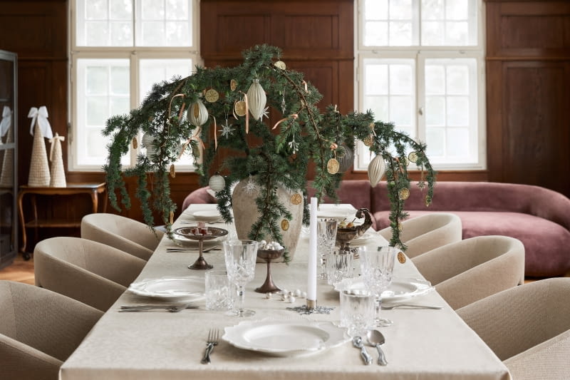 Oprócz eleganckiej zastawy, pięknych tkanin i ciekawych dekoracji zadbaj o komfortowe krzesła, dzięki którym biesiadnikom będzie wygodnie.