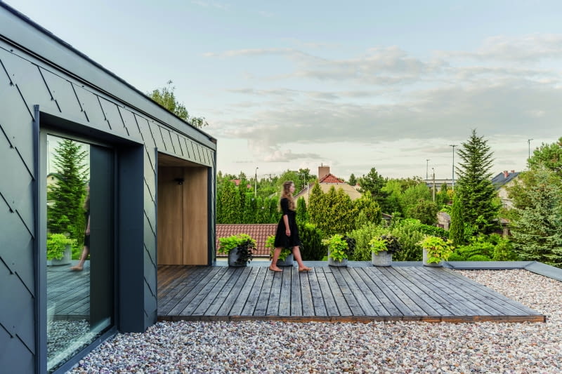 Wychodzić beztrosko z sypialni (tej głównej, gospodarzy) prosto w stronę słońca i ogrodu – kto  nie marzy o takich luksusach? Oczywiście trzeba uważać, bo to jednak piętro, a na końcu brak  barierki...