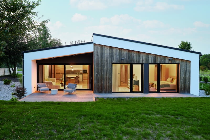 Izolacyjność akustyczna stolarki okiennej uwarunkowana jest wieloma czynnikami. Jej podniesieniu służy szczelność okna, uzależniona od odpowiedniego oszklenia, uszczelek, profili i okuć