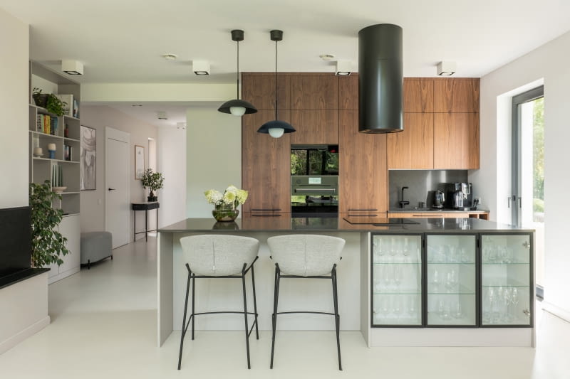 Barek jako przedłużenie wyspy to bardzo eleganckie i funkcjonalne rozwiązanie.