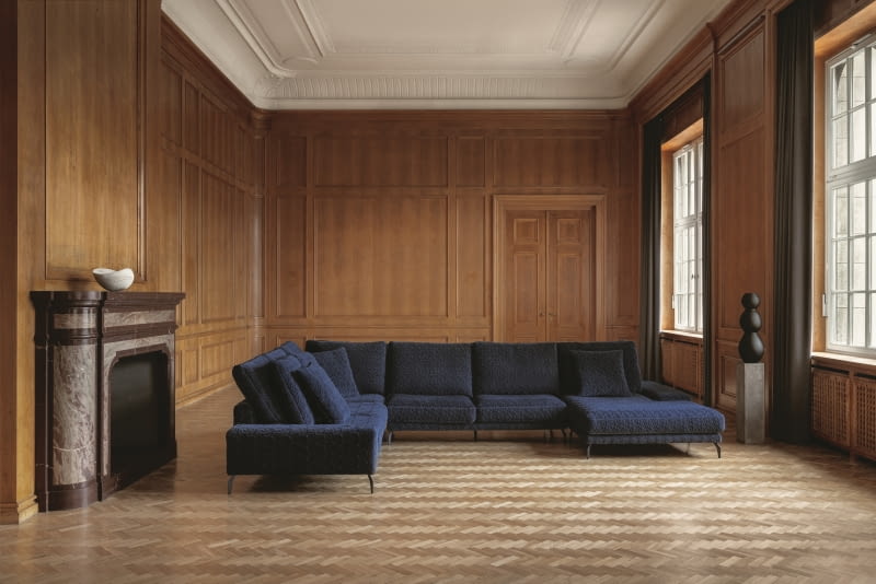 Dzięki delikatnym, bardzo cienkim nóżkom duża sofa Manhattan wydaje się lekka i nie przytłacza wnętrza.