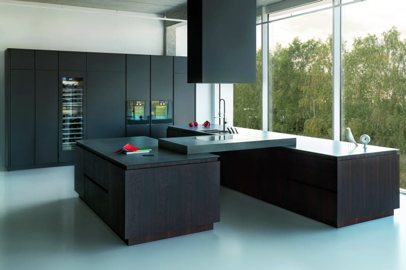 Zlewozmywak na wyspie zapewnia nie tylko komfort pracy, lecz także pozwala uzyskać ciekawy efekt aranżacyjny – kuchnia prezentuje się wówczas luksusowo i nowocześnie.