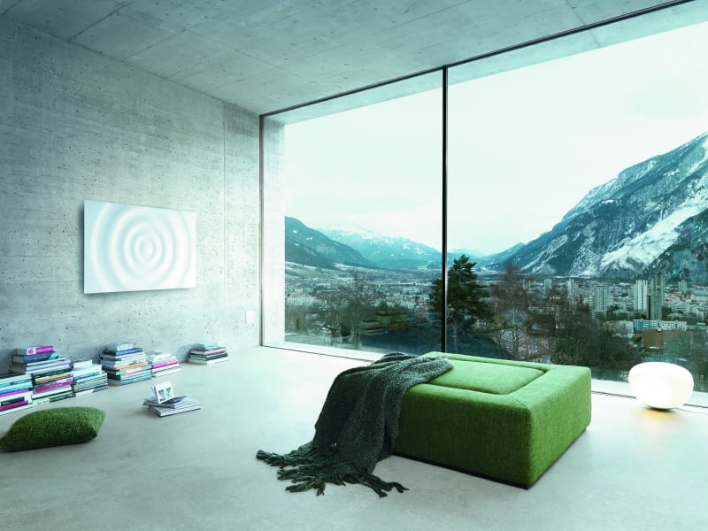 Zawieszony na środku ściany grzejnik na pierwszy rzut oka nie zdradza swojej właściwej funkcji