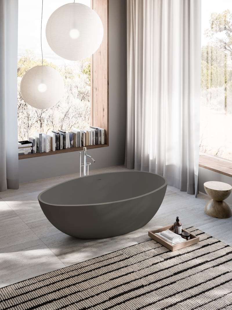 Tę asymetryczną wannę można dopasować do aranżacji za pomocą zewnętrznego lakieru w dowolnym kolorze z palety RAL.