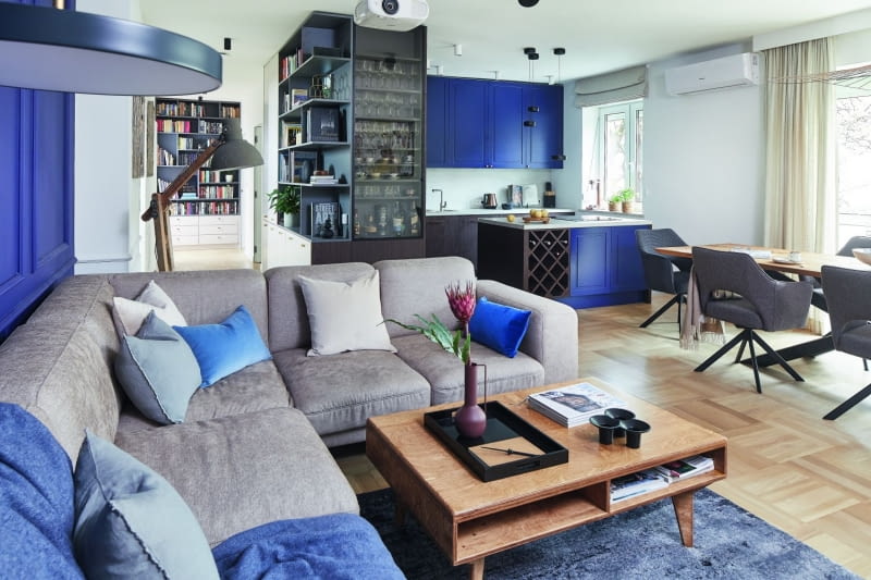 Kuchnia zintegrowana z salonem sprzyja wspólnemu spędzaniu czasu domowników. Jej wystrój harmonizuje stylistycznie z częścią dzienną.