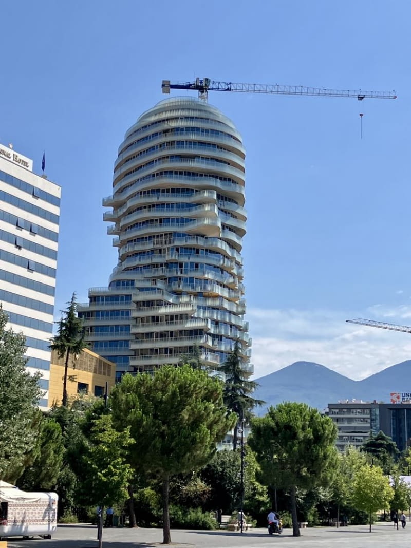 Tirana’s Rock / Głowa Skandenberga w Tiranie - wizualizacja. Proj. MVRDV Tirana’s Rock / Głowa Skandenberga w Tiranie - wizualizacja. Proj. MVRDV