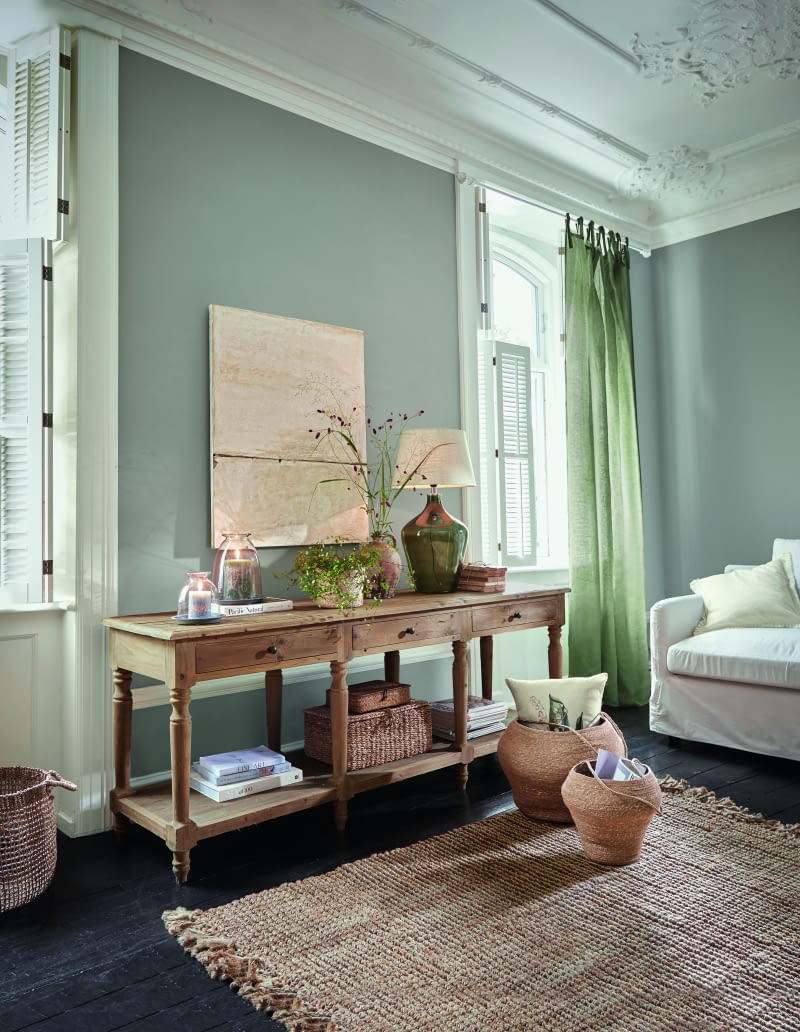 Konsola (tutaj model Misérieux) to idealne miejsce na dekoracje świetlne – wystarczy ustawić lampę stołową (tu Morazan), świece w szklanych lampionach, np. świeczniki Gwendale oraz kilka bibelotów, by uzyskać spektakularny efekt.