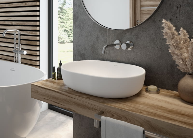 Instalacja chromowanej baterii jest świetną inwestycją, dającą wiele możliwości aranżacyjnych. Taka bateria pasuje do większości aranżacji.