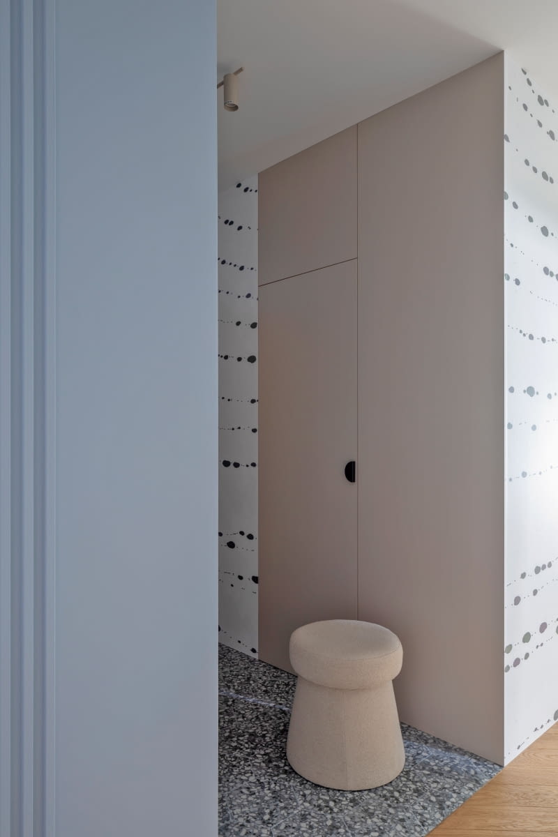 Ściany przy wejściu do mieszkania oraz w korytarzu, podobnie jak w salonie, zdobi tapeta w nakrapiane linie z ubierzswojesciany.pl. Usytuowana tu beżowa zabudowa z drzwiami kryje garderobę. Została wygospodarowana z przestrzeni sąsiadującej toalety, którą zwężono do funkcjonalnego minimum. Priorytetem w projekcie było zaplanowanie jak najwięcej miejsca do przechowywania. Ściany przy wejściu do mieszkania oraz w korytarzu, podobnie jak w salonie, zdobi tapeta w nakrapiane linie z ubierzswojesciany.pl. Usytuowana tu beżowa zabudowa z drzwiami kryje garderobę. Została wygospodarowana z przestrzeni sąsiadującej toalety, którą zwężono do funkcjonalnego minimum. Priorytetem w projekcie było zaplanowanie jak najwięcej miejsca do przechowywania.