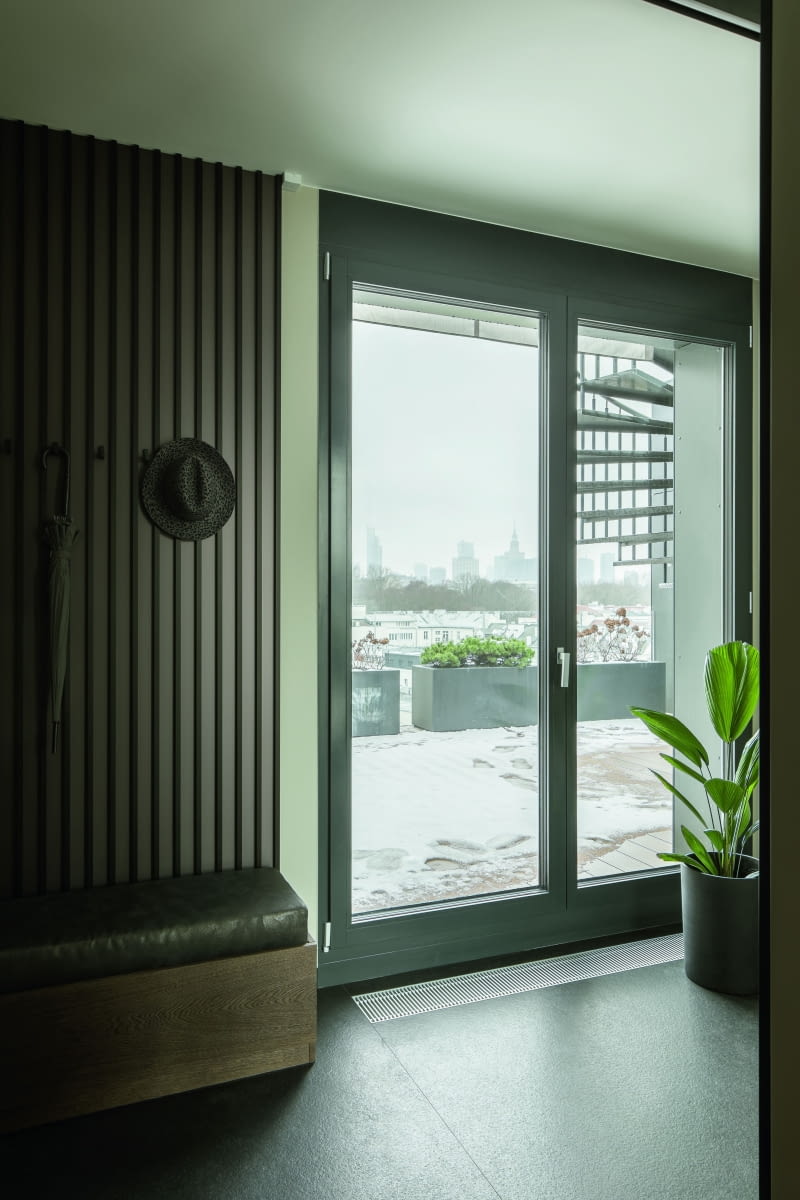 W holu wejściowym naturalny kamień ułożony na podłodze zestawiono z grafitowymi, aluminiowymi panelami ściennymi, tymi samymi których użyto obok telewizora. Stanęła tu zaprojektowana na wymiar wygodna ławka z praktyczną szufladą. Tapicerka i fornir, którymi wykończono mebel nawiązują kolorystycznie do pozostałych elementów wyposażenia. W holu wejściowym naturalny kamień ułożony na podłodze zestawiono z grafitowymi, aluminiowymi panelami ściennymi, tymi samymi których użyto obok telewizora. Stanęła tu zaprojektowana na wymiar wygodna ławka z praktyczną szufladą. Tapicerka i fornir, którymi wykończono mebel nawiązują kolorystycznie do pozostałych elementów wyposażenia.