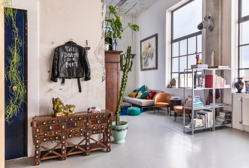 Klimatyczne mieszkanie z kolorowymi akcentami