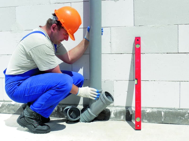 W instalacji kanalizacyjnej piony powinny mieć średnicę co najmniej równą największej śred nicy podłączonego do niej podejścia do przyborów sanitarnych (np. wanny, kabiny, sedesu)