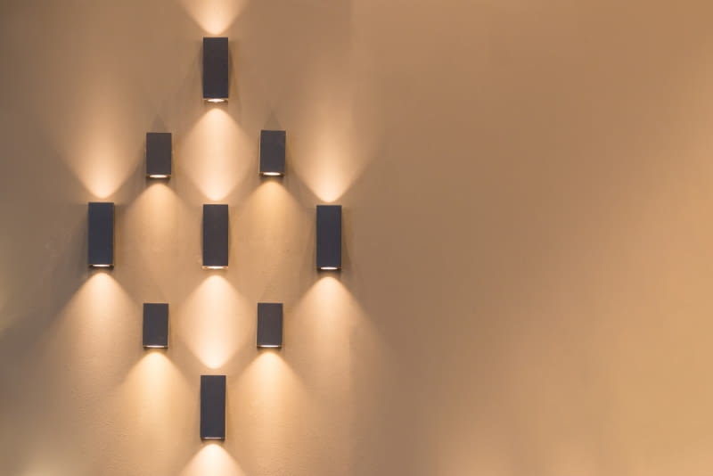 Mówiąc lampy ścienne mamy na myśli lampy w formie kinkietów, które są niezwykle popularnym rozwiązaniem. Mówiąc lampy ścienne mamy na myśli lampy w formie kinkietów, które są niezwykle popularnym rozwiązaniem.