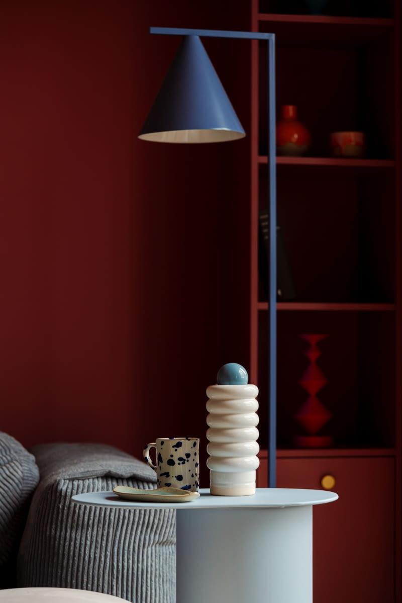 Na niebieskim stoliku ze sklepu Jotex wyeksponowano wazon Nana Malwiny Konopackiej.