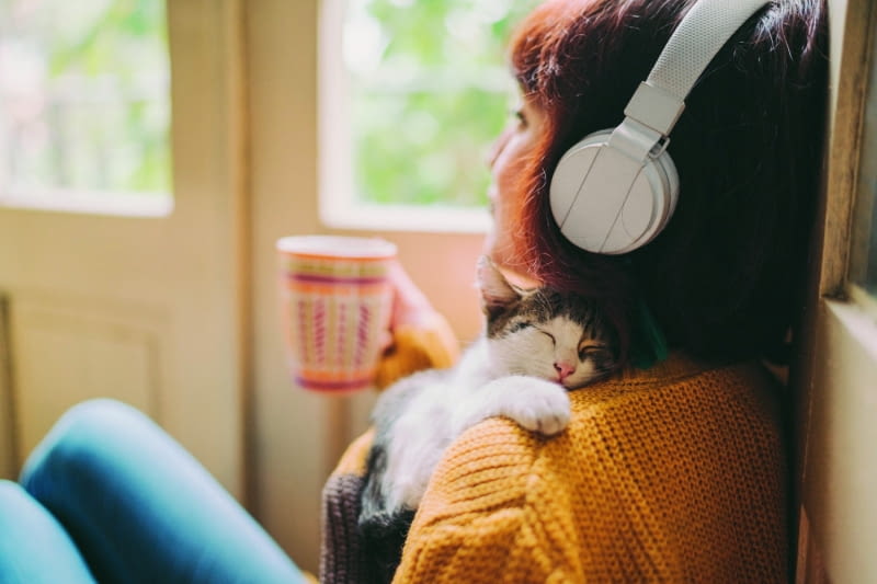 Izolacyjność akustyczna okien i drzwi tarasowych mierzona jest w decybelach (dB), a im wyższy wskaźnik Rw, tym lepsza ochrona przed hałasem