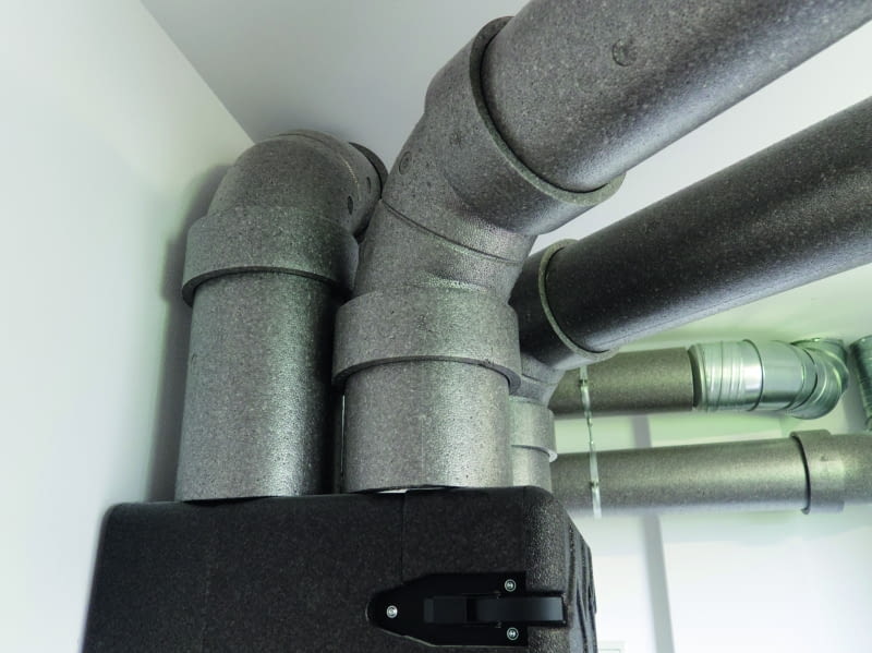 W tym systemie wentylacji mechanicznej zastosowano prefabrykowane kanały ze spienionego polipropylenu (tu z EPP). Zaletą tego materiału jest niska waga, z czym wiąże się szybki montaż