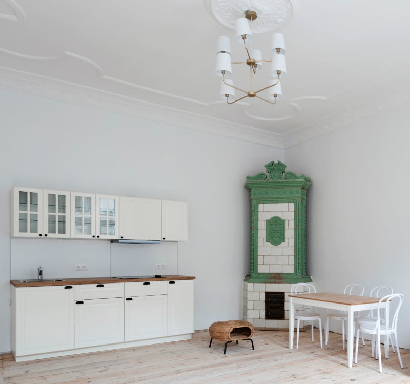 Mieszkanie z piecem kaflowym w starej kamienicy