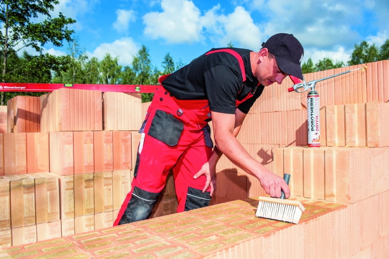 Ściany jednowarstwowe nie wymagają ocieplenia, by uzyskać wymagane parametry termoizolacyjne. Ich koszt może być wyższy, ale są za to tańsze w wykończeniu