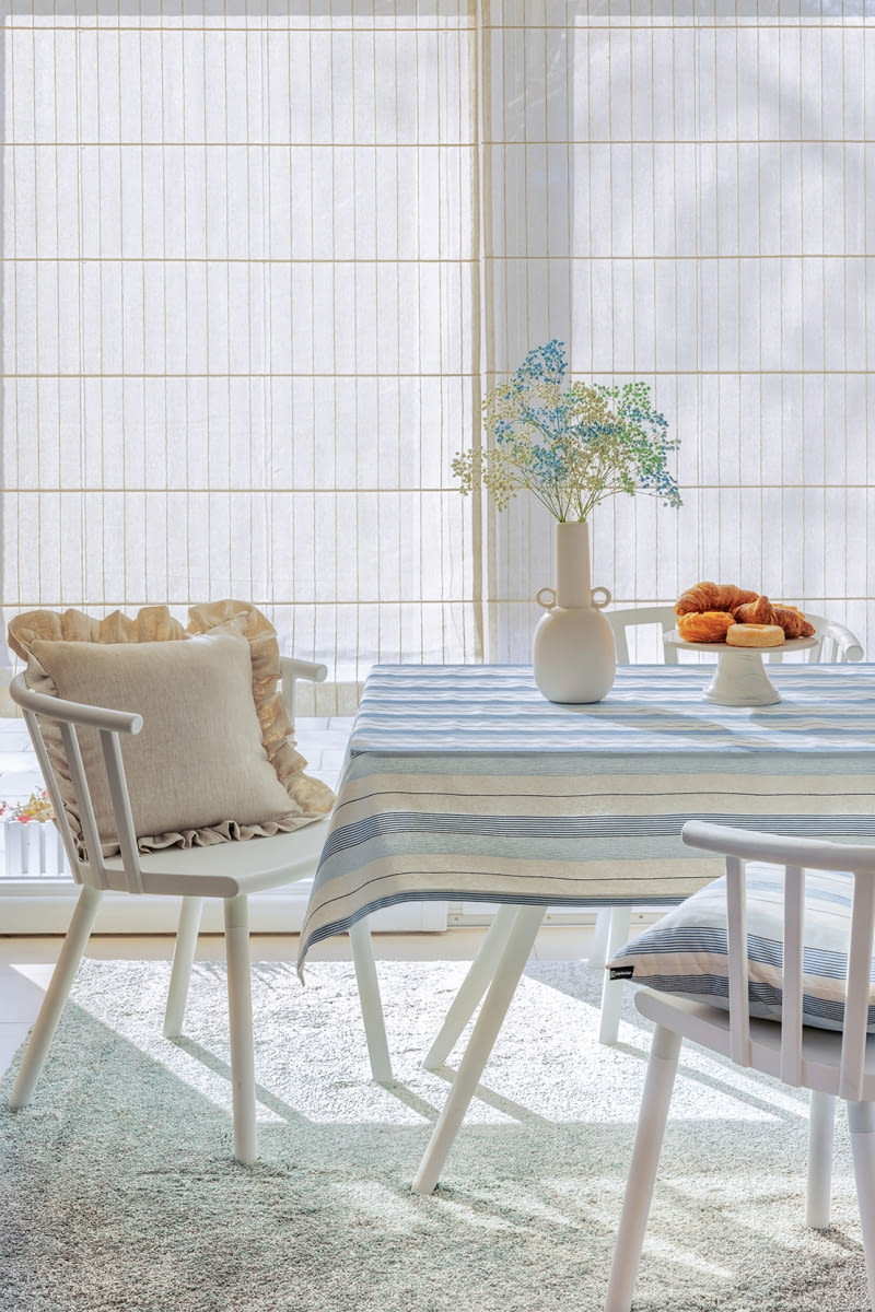 Biały kolor łatwo przełamać, dodając tkaniny i dekoracje w odmiennych kolorach, np. pastelowych. Biały kolor łatwo przełamać, dodając tkaniny i dekoracje w odmiennych kolorach, np. pastelowych.