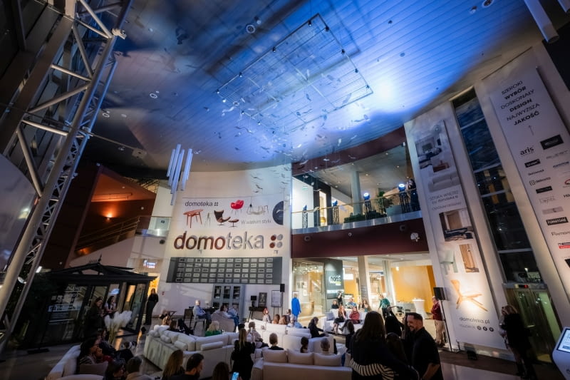 Szklana instalacja Edyty Barańskiej redefiniuje przestrzeń DOMOTEKI