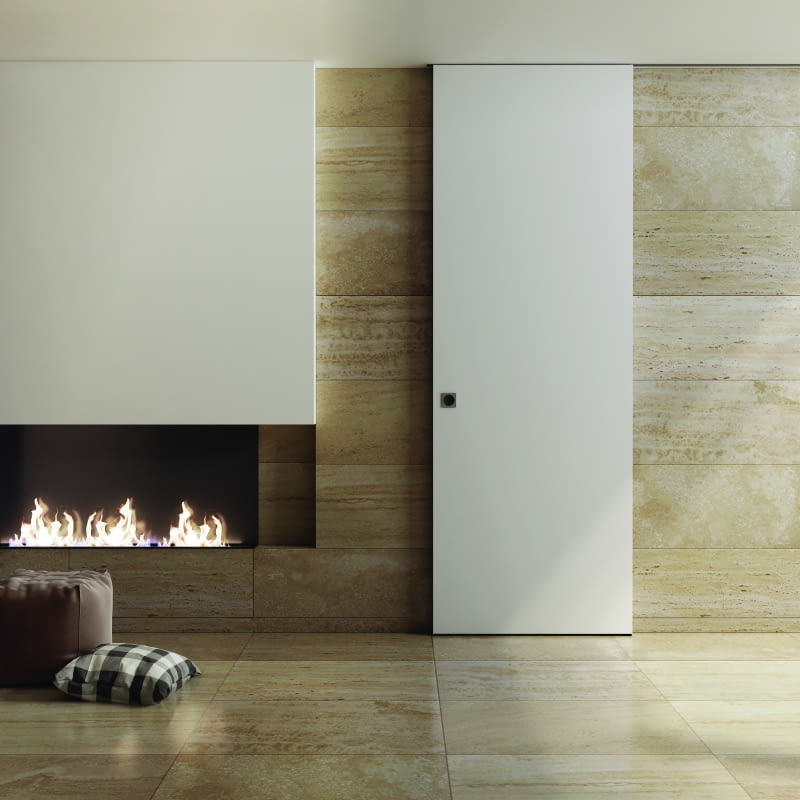 Naścienny system przeznaczony do skrzydeł drewnianych lub szklanych, z prowadnicą całkowicie ukrytą w suficie, zapewnia nie tylko funkcjonalność rozwiązania, ale i minimalizm wykończenia.