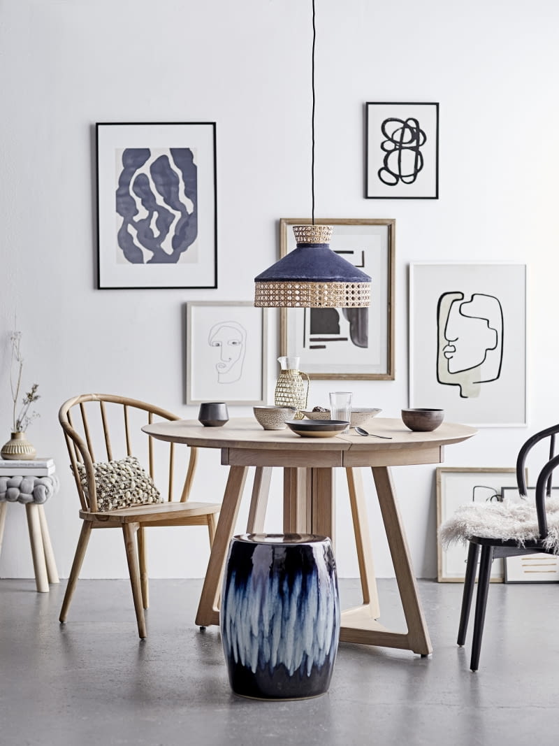 Dla pasjonatów sztuki pusta ściana przy stole to wymarzone miejsce na galerię obrazów. Styl ramy powinien nawiązywać do wystroju jadalni.