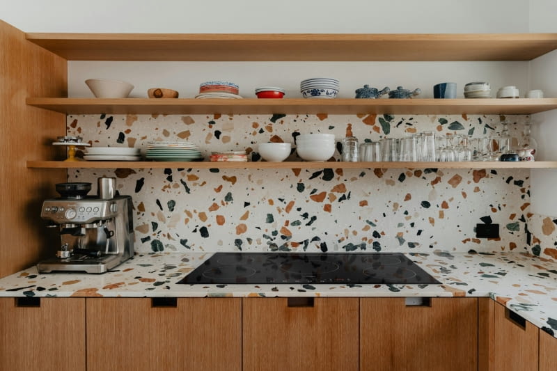 Półki w kuchni zamiast szafek wiszących