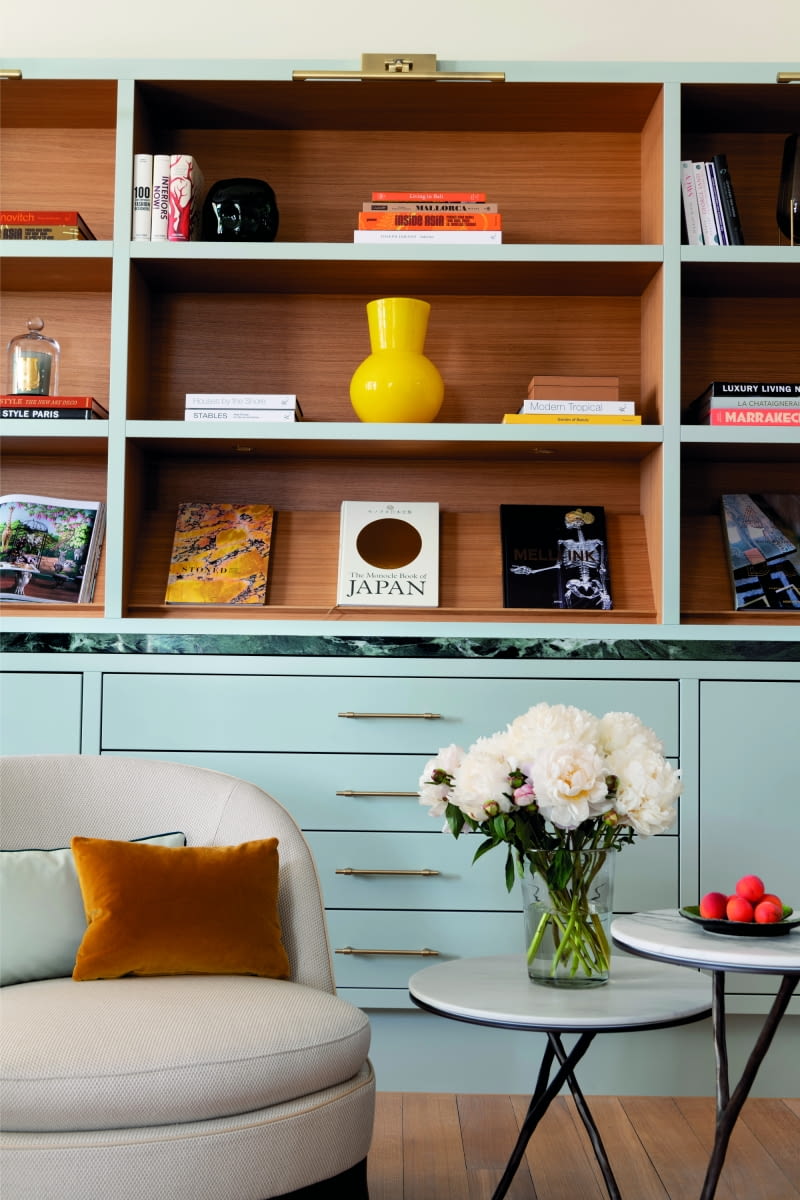 Przestronny główny salon jest wyposażony w stylowe, jasne meble i oferuje zapierający dech w piersiach widok na okolicę.