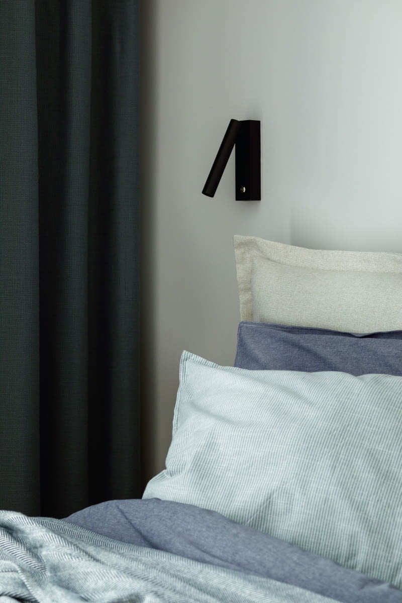 Wysokie, tapicerowane wezgłowie łóżka z salonu IWC Home oraz zasłony znacząco poprawiają akustykę wnętrza. Szafka nocna pochodzi ze sklepu Jysk. Wysokie, tapicerowane wezgłowie łóżka z salonu IWC Home oraz zasłony znacząco poprawiają akustykę wnętrza. Szafka nocna pochodzi ze sklepu Jysk.