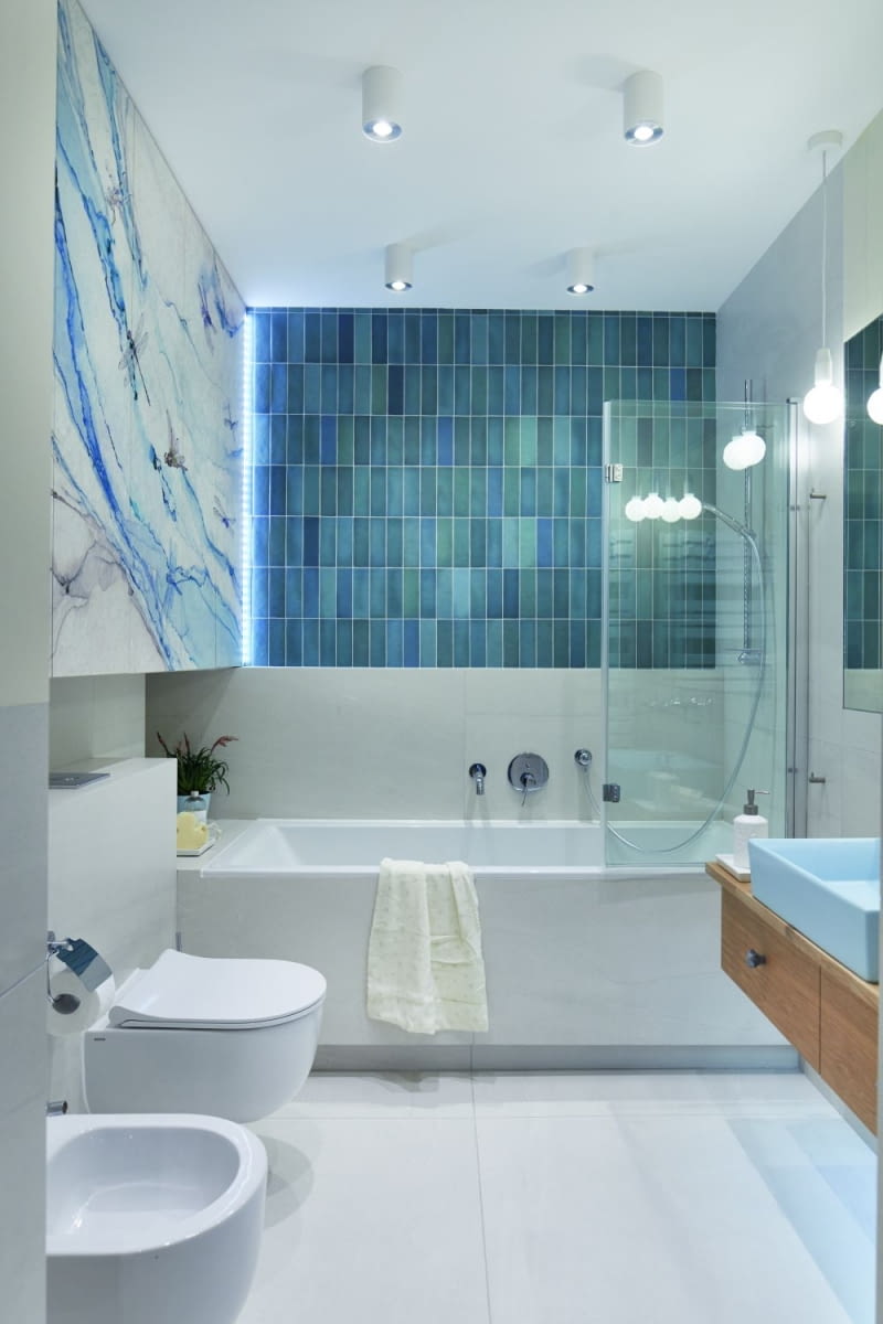 Potrzebną funkcję prysznica uzyskano tu, montując na rancie wanny składany parawan nawannowy. Nie zajmuje on miejsca w przestrzeni, a jest użyteczny. Ogranicza rozchlapywanie wody także przy korzystaniu z tradycyjnej kąpieli w wannie.