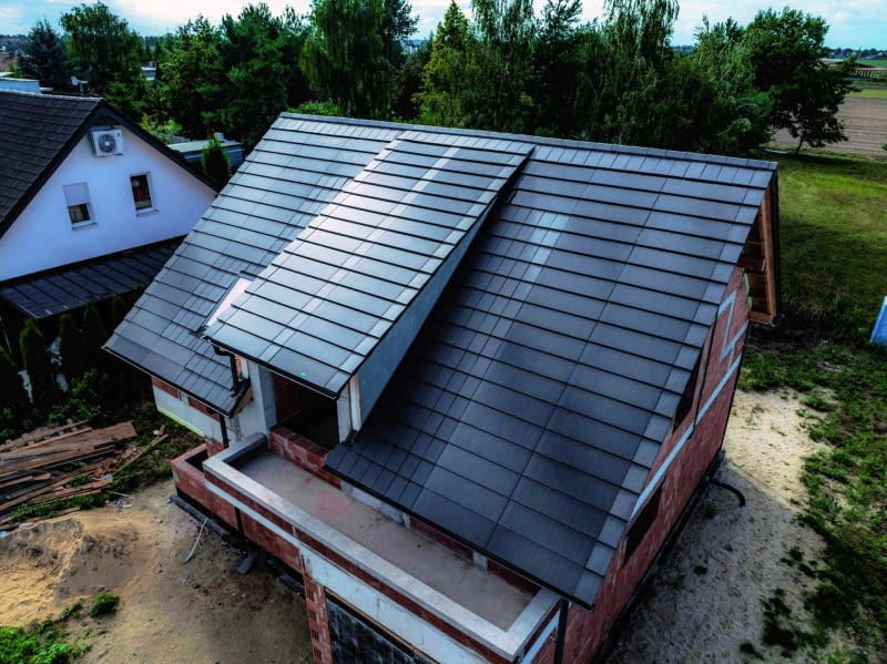 Panele fotowoltaiczne zintegrowane z dachówkami można instalować zarówno na nowych budynkach, jak i na dachach poddawanych renowacji