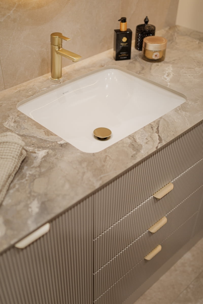 Monochromatyczny apartament w Gdyni