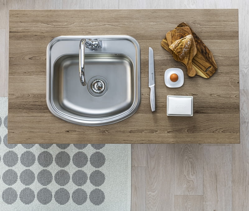 Zlewozmywak stalowy to rozwiązanie pasujące do każdego stylu wnętrza; ten dostępny jest w wykończeniu len (struktura dekoracyjna) i gładkim, Jasper, Kuchinox