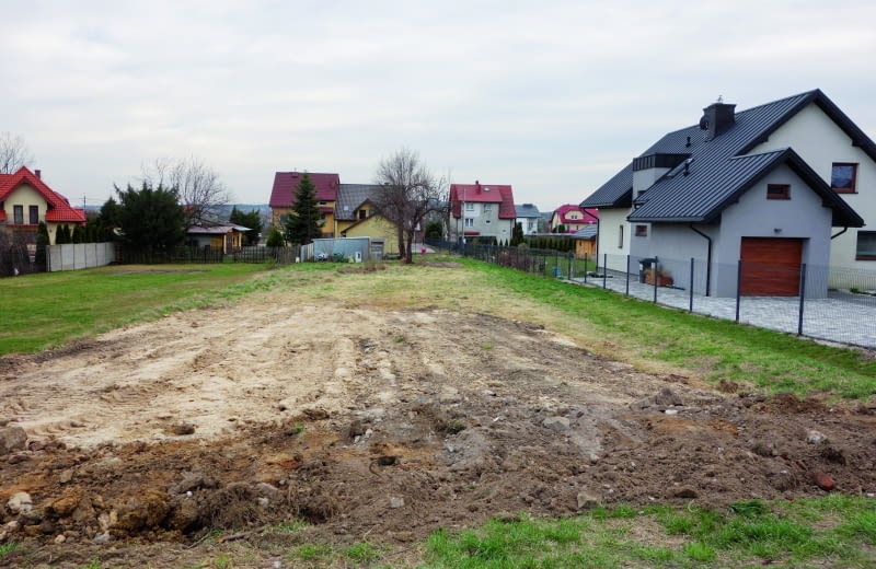 Lokalizacja i otoczenie to główne czynniki decydujące o wyborze  działki. Te kwestie, w dłuższej perspektywie, mają wpływ nie tylko na  naszą codzienność, lecz także na wartość inwestycji w przyszłości