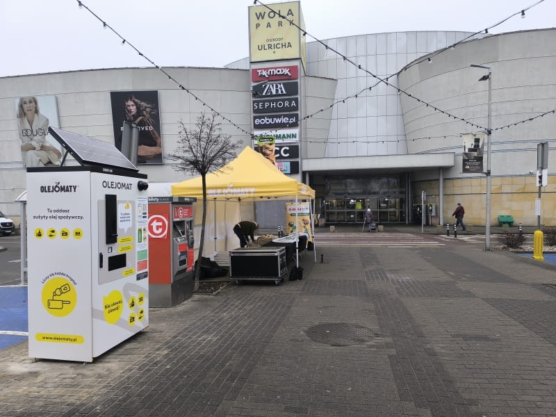 Warszawa z pierwszym Olejomatem - automat do zbiórki zużytego oleju stanął przed CH Wola Park
