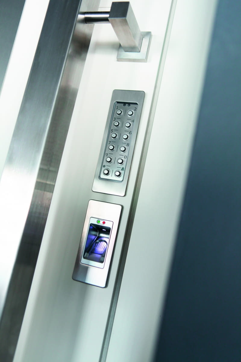 Zamki elektromechaniczne to nowoczesne elementy, które łączą tradycyjne rozwiązania z systemami elektronicznymi. Zamek otwiera się za pomocą pilota, kodu, aplikacji mobilnej lub czytnika linii papilarnych Zamki elektromechaniczne to nowoczesne elementy, które łączą tradycyjne rozwiązania z systemami elektronicznymi. Zamek otwiera się za pomocą pilota, kodu, aplikacji mobilnej lub czytnika linii papilarnych