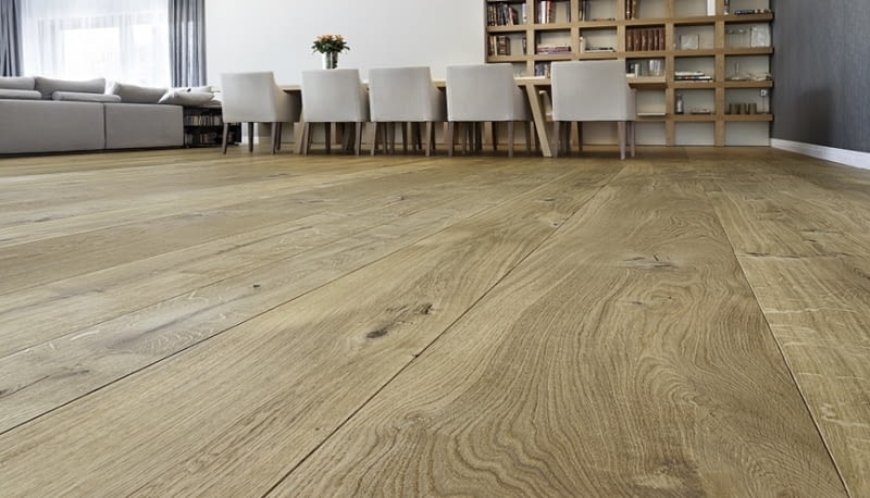 Do pomieszczeń urządzonych w jasnych kolorach doskonale pasują podłogi drewniane z naturalnego albo bielonego dębu, jesionu lub grabu MARCHEWKA Do pomieszczeń urządzonych w jasnych kolorach doskonale pasują podłogi drewniane z naturalnego albo bielonego dębu, jesionu lub grabu MARCHEWKA