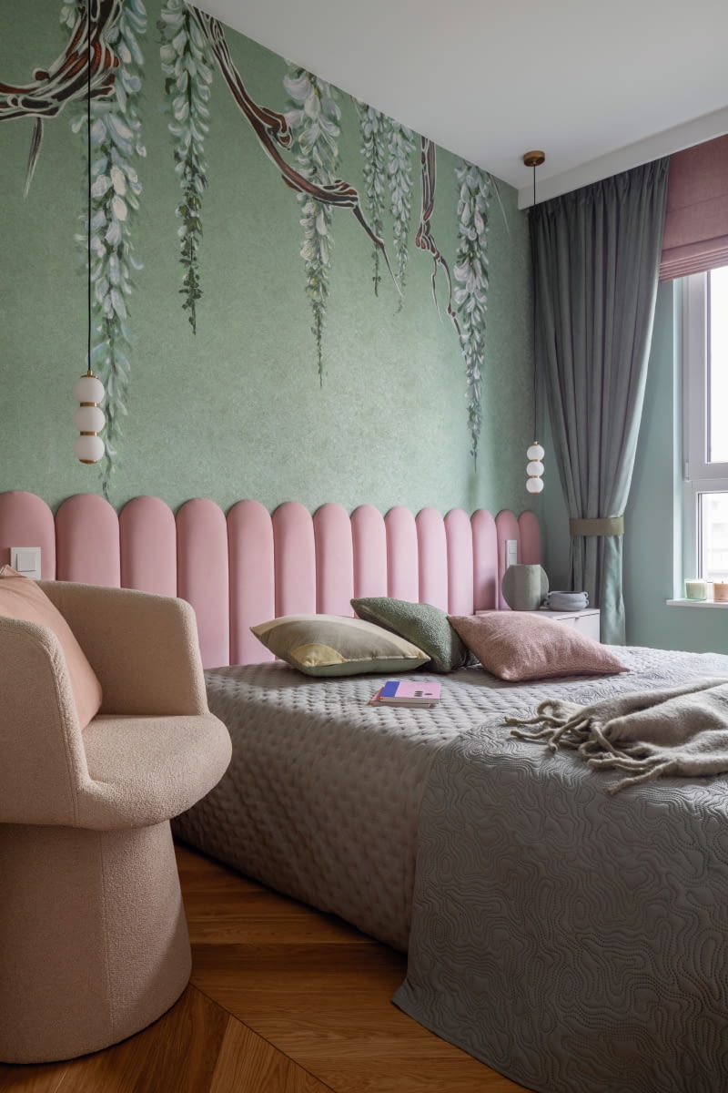 Fototapeta z motywem pnączy marki Wonderwall Studio wprowadza do wystroju sypialni nutę orzeźwienia. Kolor jej tła harmonijnie łączy się z odcieniem zieleni zasłon okiennych. Fototapeta z motywem pnączy marki Wonderwall Studio wprowadza do wystroju sypialni nutę orzeźwienia. Kolor jej tła harmonijnie łączy się z odcieniem zieleni zasłon okiennych.