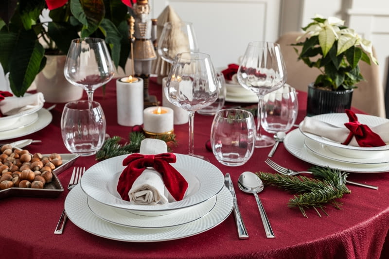 Ciekawy pomysł na ułożenie serwet – przewiąż je aksamitną wstążką.