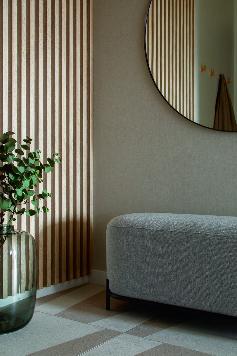 Na wprost wejścia ustawiono szary puf, lekko wyniesiony nad podłogę dzięki niskim metalowym nóżkom. Ich czarny kolor harmonizuje z ramą wiszącego tu okrągłego lustra. Ten praktyczny duet sprawdza się przed wyjściem i po powrocie do domu, a przy tym zdobi i porządkuje strefę wejścia. Na wprost wejścia ustawiono szary puf, lekko wyniesiony nad podłogę dzięki niskim metalowym nóżkom. Ich czarny kolor harmonizuje z ramą wiszącego tu okrągłego lustra. Ten praktyczny duet sprawdza się przed wyjściem i po powrocie do domu, a przy tym zdobi i porządkuje strefę wejścia.