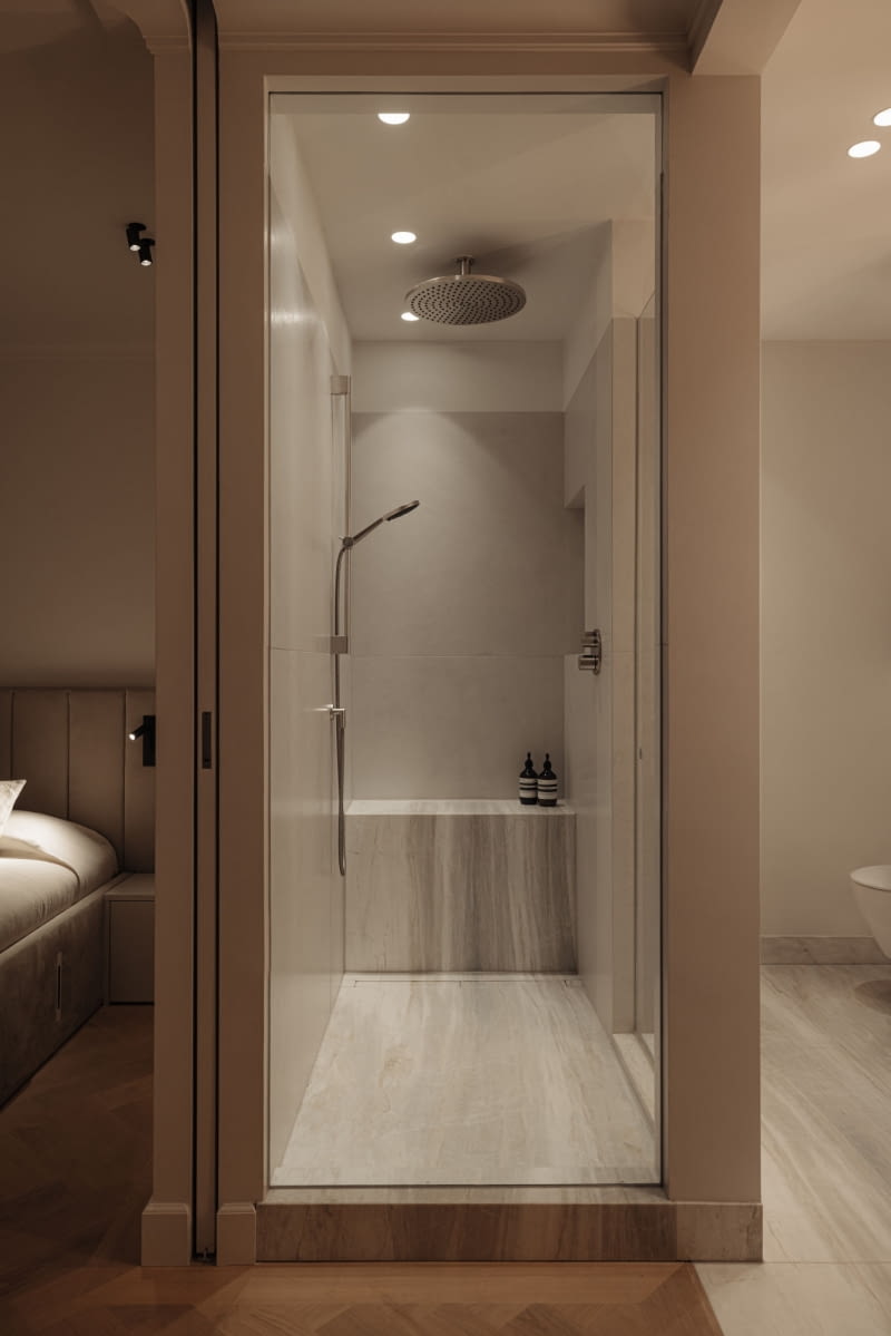 Meta Slim w kolorze Brushed Platinum: W łazience klasyk Dornbracht cofa się o krok, pozwalając marmurowi i drewnianym elementom zająć centralne miejsce.