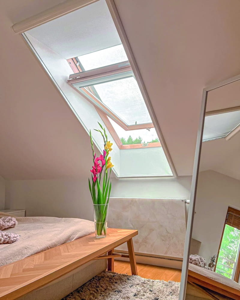 Materiał moskitiery AMS umieszczona jest w prowadnicach, a obsługujemy ją ręcznie.