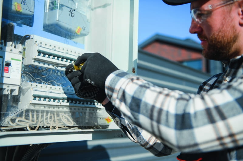 Projekt i budowę przyłącza elektrycznego trzeba powierzyć uprawnionemu specjaliście od instalacji elektrycznych