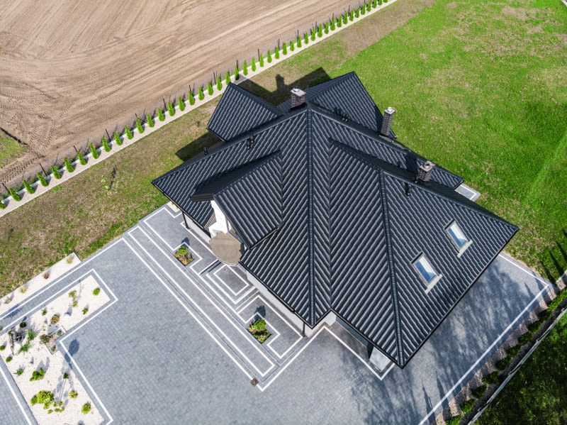 Styl architektoniczny ma duże znaczenie przy doborze pokrycia. Tradycyjne projekty dobrze komponują się z blachodachówką