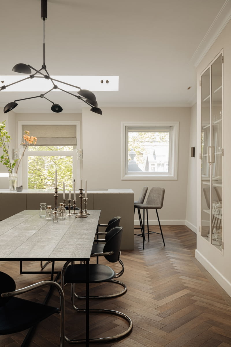 Różne odcienie zieleni, złote akcenty i dekoracje zapewniają nostalgiczny wygląd, który został celowo zakłócony przez nowoczesne elementy wystroju.