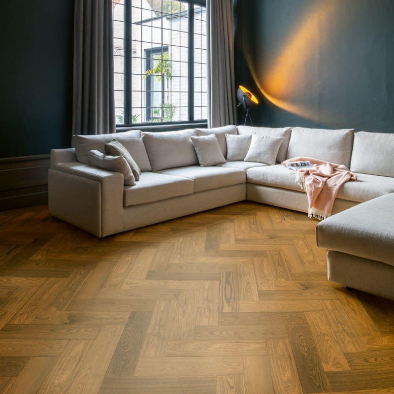 Jodełka (klasyczna lub francuska) doskonale wpisuje się w luksusowy charakter apartamentów. Jodełka (klasyczna lub francuska) doskonale wpisuje się w luksusowy charakter apartamentów.