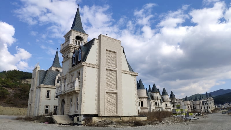 Domy na osiedlu Burj Al Babas w Turcji Domy na osiedlu Burj Al Babas w Turcji
