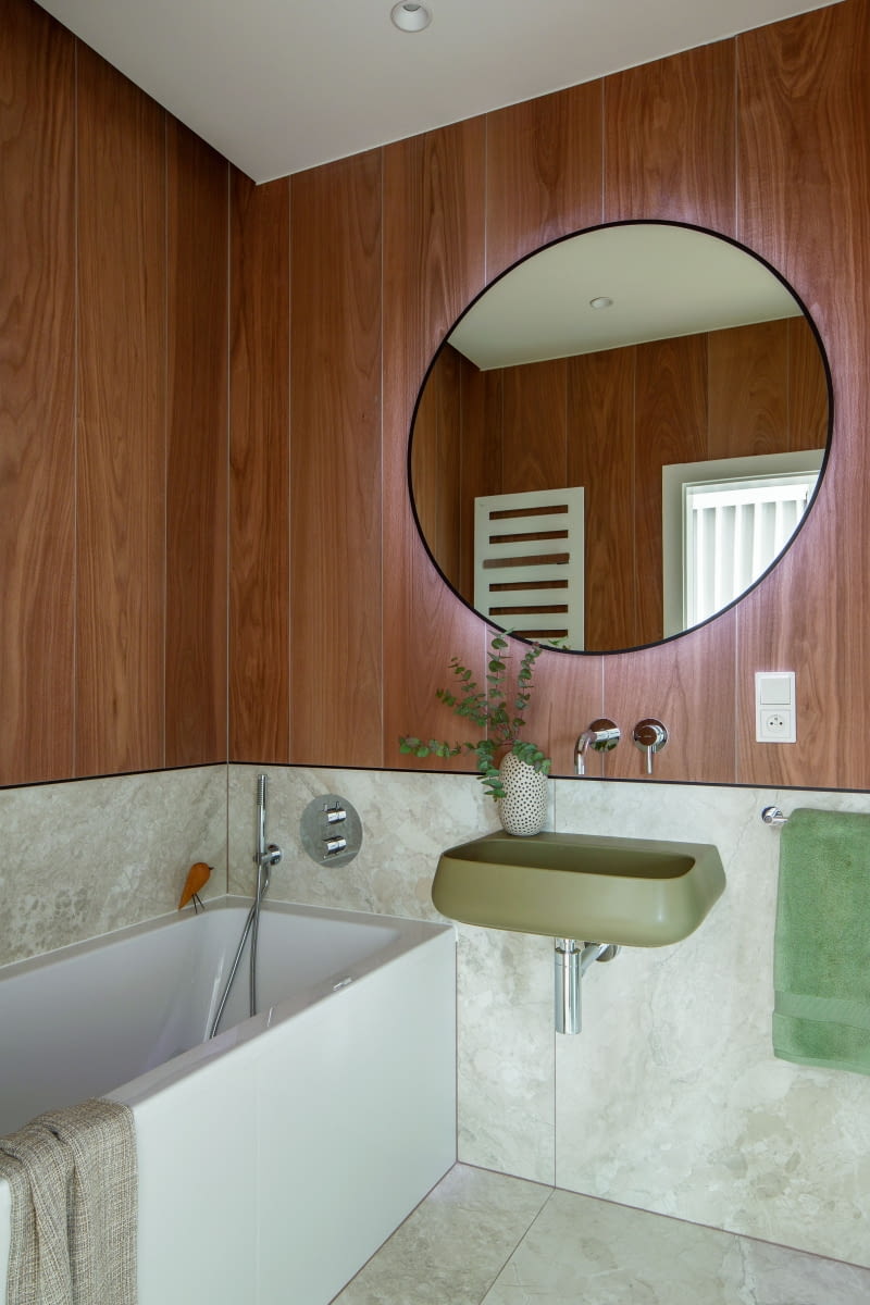 Wystrój łazie-nki ujmuje elegancją. Beżowy gres imitujący marmur pocho-dzi z kolekcji Dreamy marki Museum, a drewniane deski na ścianach to płytki od LEA Ceramiche. Fronty szafki nad stelażem WC wykonano z fornirowanej płyty dopaso-wanej idealnie do płytek drewno- podobnych. Zieloną umy-walkę wybrano z oferty HushLab. Wystrój łazie-nki ujmuje elegancją. Beżowy gres imitujący marmur pocho-dzi z kolekcji Dreamy marki Museum, a drewniane deski na ścianach to płytki od LEA Ceramiche. Fronty szafki nad stelażem WC wykonano z fornirowanej płyty dopaso-wanej idealnie do płytek drewno- podobnych. Zieloną umy-walkę wybrano z oferty HushLab.